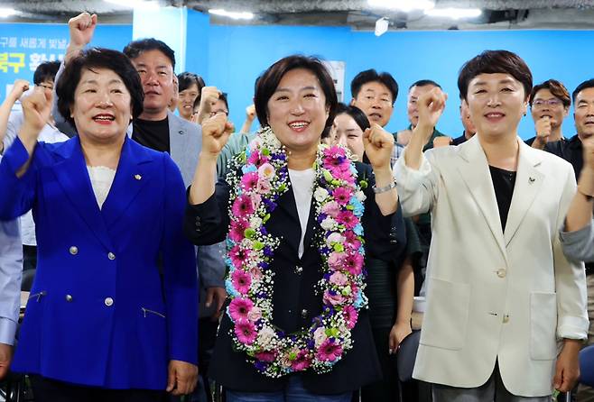 제9회 전국동시지방선거 광주 북구청장 선거에 출마한 더불어민주당 신수정 후보가 4일 오전 광주 북구에 있는 자신의 선거사무소에서 당선이 확실해지자 환호하고 있다. 신수정 후보 측 제공.