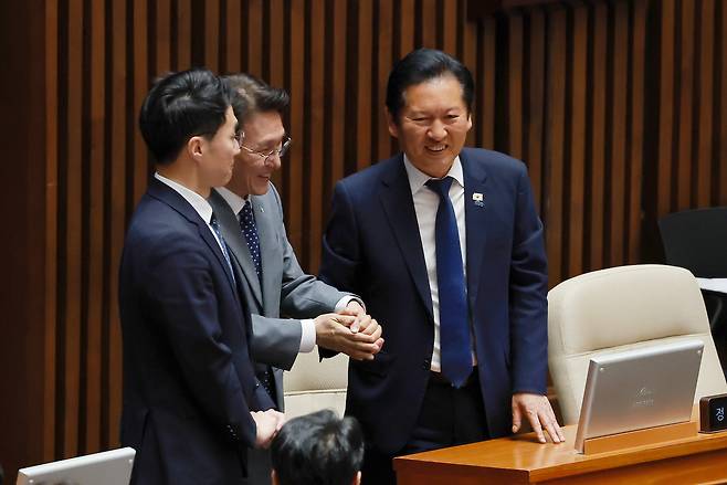 정청래 더불어민주당 대표와 김민석 국무총리가 지난 5일 국회에서 22대 국회 후반기 의장단을 선출하기 위해 열린 본회의에 참석해 인사하고 있다. 연합뉴스