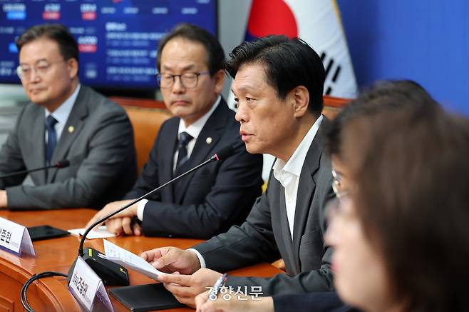 조승래 더불어민주당 사무총장(왼쪽에서 세번째)이 지난 1일 국회에서 열린 지방선거 관련 기자간담회에서 발언하고 있다. 박민규 선임기자