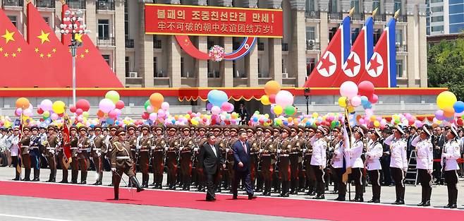 김일성광장서 의장대 사열 시진핑 중국 국가주석이 8일 평양 김일성광장에서 김정은 북한 국무위원장과 함께 의장대를 사열하고 있다. 신화연합뉴스