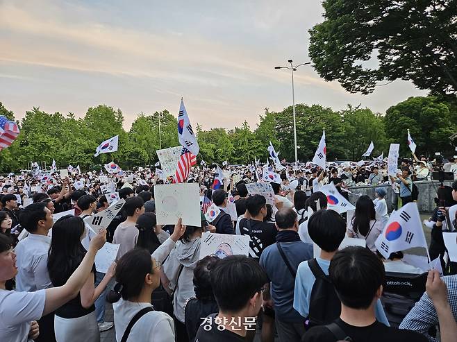 8일 오후 서울 송파구 올림픽공원 핸드볼경기장에서 시위 참여자들이 ‘부정선거 재선거’를 외치고 있다. 박민규 기자