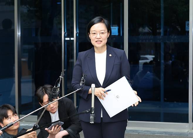 한성숙 국무총리 후보자가 8일 서울 종로구 통의동 금융감독원 연수원에 마련된 인사청문회 준비 사무실로 출근하며 취재진 질문에 답하고 있다. 연합뉴스