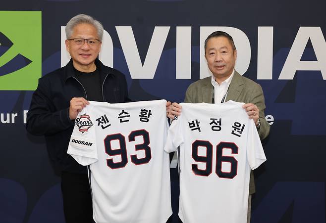젠슨 황 엔비디아 최고경영자(CEO)가 7일 서울 잠실야구장에서 박정원 두산그룹 회장을 만났다. 두 사람의 만남은 젠슨 황이 이날 잠실야구장에서 열리는 키움 히어로즈와 홈경기에서 시구자로 마운드에 오르기 전에 이뤄졌다. 연합뉴스