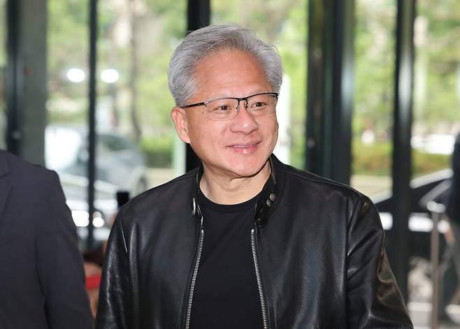젠슨 황 엔비디아 최고경영자(CEO)가 8일 최태원 SK그룹 회장과 만나기 위해 서울 종로구 SK서린빌딩에 도착하고 있다. 2026.6.8 / 사진=연합뉴스