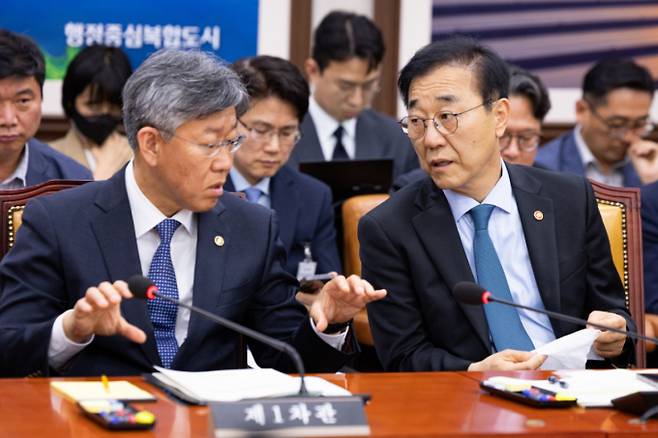 (서울=뉴스1) 유승관 기자 = 김윤덕 국토교통부 장관(오른쪽)과 김이탁 1차관이 20일 서울 여의도 국회에서 열린 제435회 국회(임시회) 국토교통위원회 제2차 전체회의 GTX-A 삼성역 구간 철근 누락에 대한 현안 질의에서 대화하고 있다. 2026.5.20/뉴스1  Copyright (C) 뉴스1. All rights reserved. 무단 전재 및 재배포,  AI학습 이용 금지. /사진=(서울=뉴스1) 유승관 기자