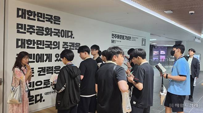 경기 성남 영성중학교 역사동아리 ‘피스메이커스’ 학생 14명이 가상의 수습 취재기자 자격으로 현장을 둘러보고 있다. 김용재 기자