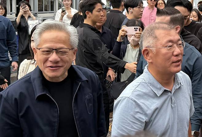 젠슨 황 엔비디아 CEO와 정의선 현대자동차그룹 회장이 7일 서울 을지로 우래옥에서 오찬 회동을 하기 위해 이동하고 있다. [뉴시스]