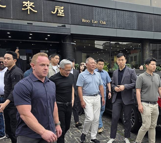 젠슨 황 엔비디아 최고경영자(CEO)와 정의선 현대차그룹 회장이 7일 서울 종로구 우래옥에서 식사를 마친 뒤 식당을 나서고 있다. 2026.6.7 [독자 제공. 재판매 및 DB금지] <연합뉴스>