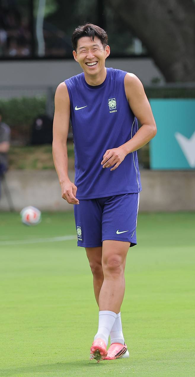 2026 북중미 월드컵에 출전하는 축구 국가대표팀 주장 손흥민이 6일(현지시간) 베이스캠프 훈련장인 멕시코 과달라하라 치바스 바예 베르데에서 훈련 중 활짝 웃고 있다. [연합]