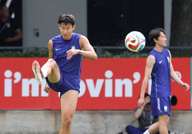 2026 북중미 월드컵에 출전하는 손흥민을 비롯한 축구 국가대표팀이 6일(현지시간) 베이스캠프 훈련장인 멕시코 과달라하라 치바스 바예 베르데에서 멕시코 도착 후 첫 훈련을 하고 있다. [연합]