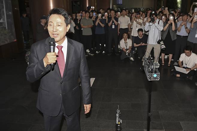 오세훈 서울시장 당선인이 4일 오전 서울 중구 서울시청으로 출근하며 소감을 밝히던 모습 [헤럴드DB]