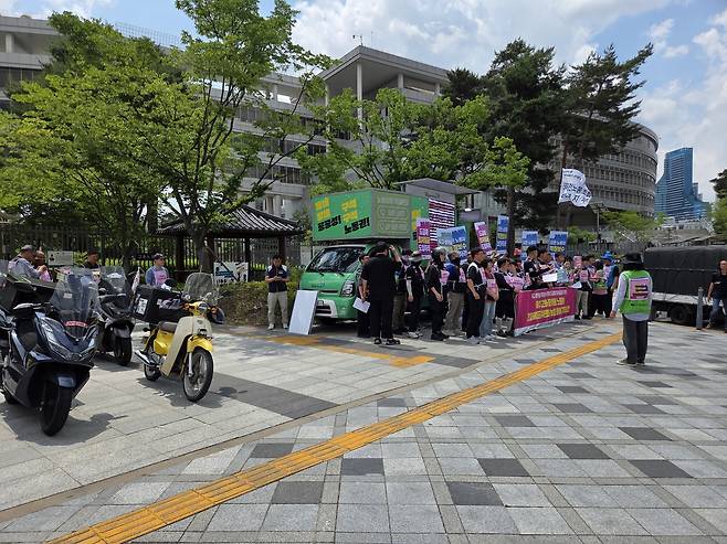 4일 정부세종청사 노동부 앞에서 민주노총이 기자회견을 열고 특수고용·플랫폼 노동자에 대한 최저임금 적용 확대를 촉구하고 있다. [사진=김용훈기자]