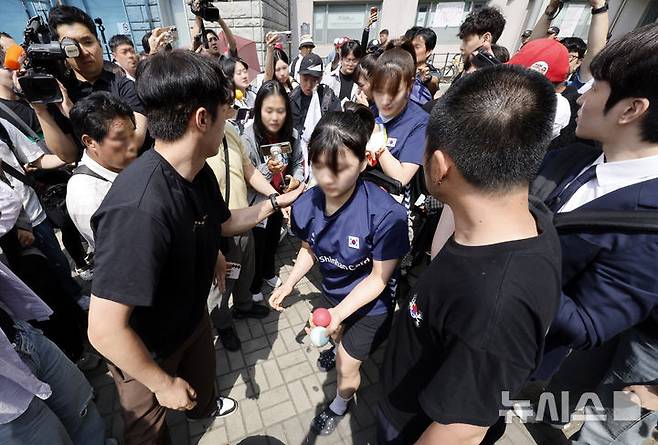 [서울=뉴시스] 김혜진 기자 = 제9회 전국동시지방선거 투표용지 부족 사태에 항의하며 개표소 봉쇄 시위를 벌이는 시민들로 인해 서울 송파구 올림픽공원 핸드볼경기장 출입이 통제된 가운데 8일 여자주니어핸드볼 국가대표 선수들이 경기장 내부에 보관 중인 훈련 장비를 가지고 경기장을 나서고 있다. 2026.06.08. jini@newsis.com
