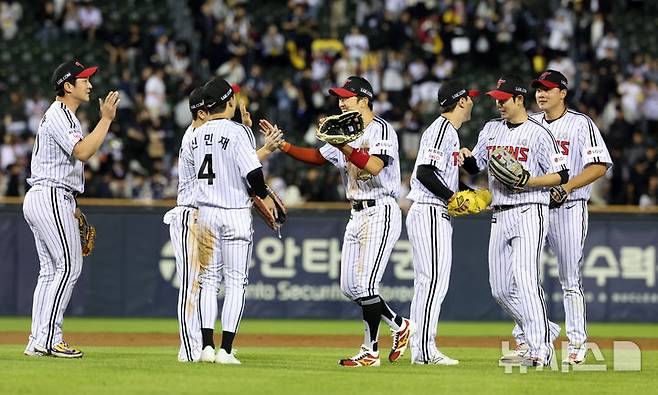 [서울=뉴시스] 이영환 기자 = 6일 오후 서울 송파구 잠실야구장에서 열린 2026 KBO리그 두산 베어스와 LG 트윈스의 경기, 6-1로 승리한 LG 선수들이 기뻐하고 있다. 2026.05.06. 20hwan@newsis.com