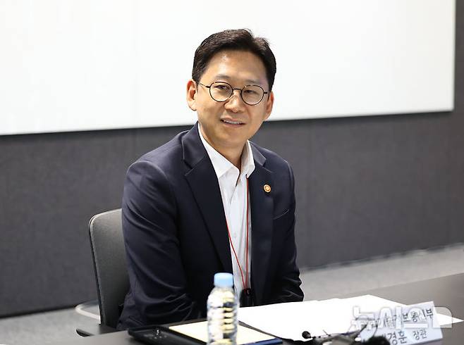 [안산=뉴시스] 최진석 기자 = 배경훈 과학기술정보통신부 장관이 29일 경기 카카오 데이터센터 안산에서 열린 '첨단 GPU 확보 및 AI 고속도로 현장 간담회'에서 발언하고 있다. 2025.08.29. myjs@newsis.com