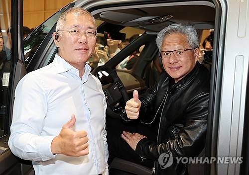포즈 취하는 젠슨 황·정의선 현대차 회장 (서울=연합뉴스) 서대연 기자 = 젠슨 황 엔비디아 최고경영자(CEO)와 정의선 현대자동차 그룹 회장이 8일 서울 서초구 현대자동차그룹 양재 사옥에서 KIA의 전기차 PV-5에 올라타 포즈를 취하고 있다. 2026.6.8 [공동취재] dwise@yna.co.kr
