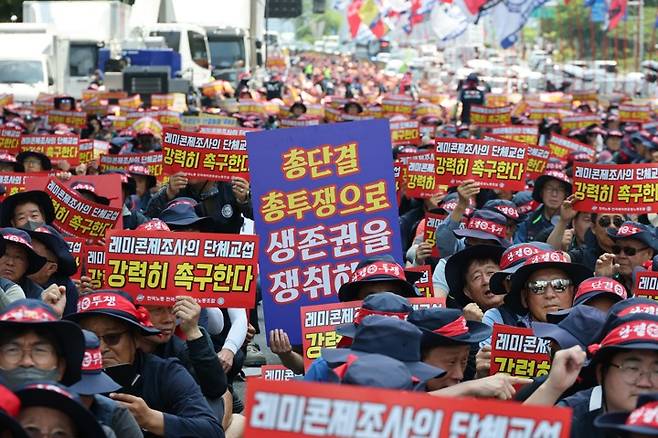 단체협상 촉구 및 임단협 쟁취 결의대회 연 전국레미콘운송노조 전국레미콘운송노조 조합원이 8일 서울 여의도 인근에서 단체협상 촉구 및 임단협 쟁취 결의대회를 하고 있다. [연합뉴스 제공]