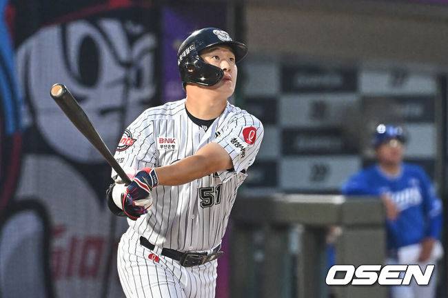 [OSEN=부산, 이석우 기자] 22일 부산 사직야구장에서 2026 신한 SOL KBO 리그 롯데 자이언츠와 삼성 라이온즈의 경기가 열렸다. 홈팀 롯데는 김진욱이, 방문팀 삼성은 오러클린이 선발 출전했다.롯데 자이언츠 나승엽이 3회말 1사 1,2루 우월 3점 홈런을 치고 있다. 2026.05.22 / foto0307@osen.co.kr