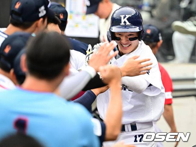 [OSEN=대전, 조은정 기자]제4회 한화이글스배 고교vs대학 올스타전이 8일 대전한화생명볼파크에서 열렸다.고교 올스타는 18세 이하 청소년 대표팀을 맡고 있는 덕수고 정윤진 감독이 지휘한다. 대학 올스타는 23세 이하 대표팀 사령탑인 성균관대 이연수 감독이 이끈다. 양 팀 선수단은 프로 10개 구단 스카우트 팀장들의 협의를 통해 선발됐다.1회말 고교팀 박보승이 선제 우월 홈런을 날린 뒤 축하를 받고 있다. 2026.06.08 /cej@osen.co.kr