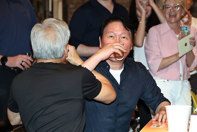 젠슨 황 엔비디아 최고경영자(CEO)와 최태원 SK그룹 회장이 7일 서울 강남구 깐부치킨 삼성점에서 회동하던 중 러브샷을 하고 있다. 연합뉴스