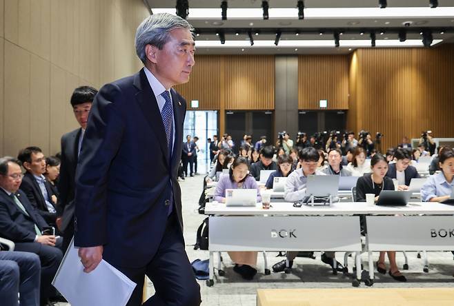 ]신현송 한국은행 총재가 5월 28일 서울 중구 한국은행 본관에서 열린 통화정책방향 기자간담회에 들어서고 있다. 사진공동취재단