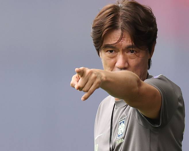 홍명보 한국 축구대표팀 감독이 7일(현지 시간) 멕시코 과달라하라 인근 사포판의 치바스 바예 베르데에서 열린 팀 훈련을 지도하고 있다. 연합뉴스