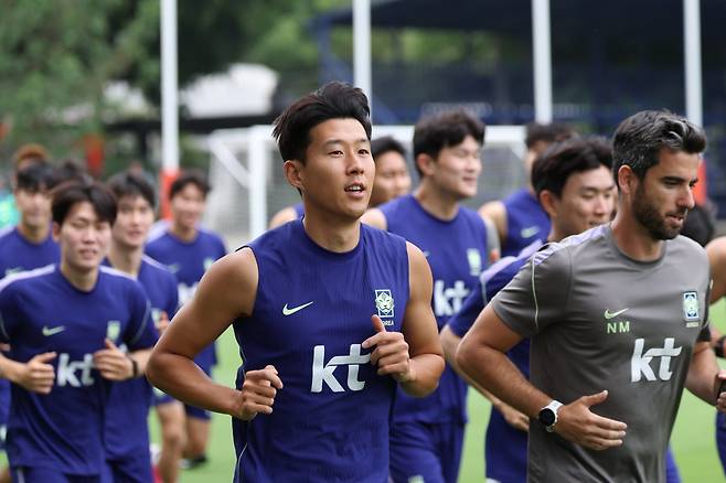 2026북중미월드컵을 앞둔 축구대표팀 주장 손흥민이 멕시코 할리스코주 사포판의 베이스캠프 훈련장인 치바스 바예 베르데에서 동료들과 몸을 풀고 있다. ESPN은 손흥민이 이번 대회서 가장 큰 성취를 누릴 자격이 있다고 소개했다. 사포판｜뉴시스