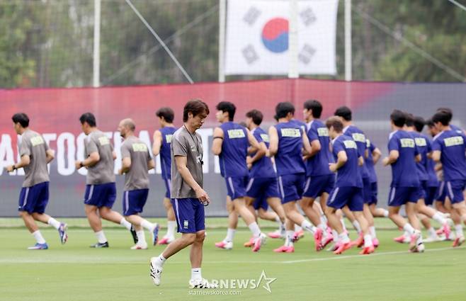 대한민국 축구 국가대표팀이 2026 북중미월드컵을 앞두고 7일 멕시코 과달라하라 치바스 베르데바예에서 훈련을 진행했다.  홍명보 감독이 상념에 잠긴 채 그라운드를 걷고 있다. /사진=김진경 대기자