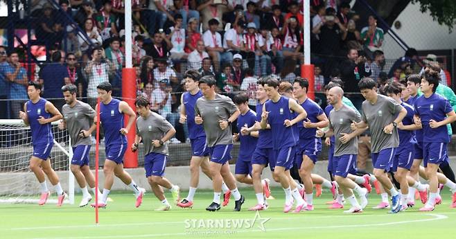 대한민국 축구 국가대표팀이 2026 북중미월드컵을 닷새 앞두고 6일 멕시코 과달라하라 치바스 베르데바예에서 첫 훈련을 진행했다. 손흥민을 비롯한 대표팀 선수들이 러닝 훈련을 하고 있다. 홍명보호는 오는 6월 12일 오전 11시(한국시간) 체코와 운명의 조별리그 1차전, 그리고 일주일 뒤인 19일 오전 10시 개최국 멕시코와 분수령이 될 2차전이 바로 이곳 과달라하라에서 치른다. /사진=김진경 대기자