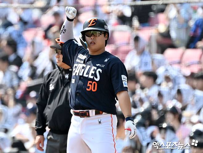 한화 이글스 강백호가 2026 신한 SOL KBO 리그 5월 월간 MVP로 선정됐다. KBO는 8일 강백호가 5월 월간 MVP 기자단 투표 총 35표 중 22표(62.9%), 팬 투표 45만 3247표 중 20만 7232표(45.7%)로 총점 54.29점을 획득, 기자단 투표 6표, 팬 투표 7만 6373표로 총점 17점을 기록한 KIA 타이거즈 황동하를 제치고 5월 월간 MVP로 선정됐다고 발표했다. 강백호는 5월 23경기에 나서 타율 0.424(92타수 39안타) 8홈런 30타점에 출루율 0.495, 장타율 0.783, OPS 1.278로 상대 투수들에 맹폭을 퍼부었다. 강백호는 5월 타점과 장타율에서 압도적인 1위를 차지했다. 타격과 출루율, 최다 안타 2위, 홈런 공동 2위, 득점 부문 공동 4위에 이름을 올렸다. 엑스포츠뉴스DB