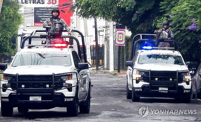 한국 대표팀 훈련장 주변 삼엄한 경계 (사포판[멕시코 할리스코주]=연합뉴스) 최재구 기자 = 2026 북중미 월드컵에 출전하는 한국 축구 국가대표팀이 7일(현지시간) 멕시코 과달라하라 인근 사포판의 치바스 바예 베르데에서 팀 훈련을 했다. 경찰이 훈련장 주변 삼엄한 경계 근무를 하고 있다.  2026.6.8 jjaeck9@yna.co.kr