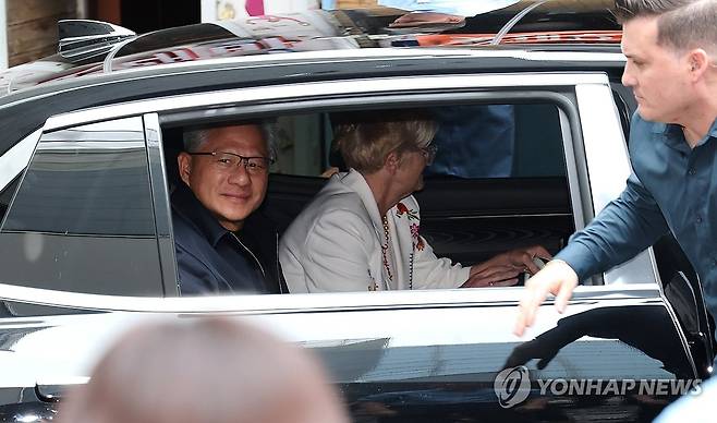 크래프톤 장병규 만나러 온 젠슨 황 (서울=연합뉴스) 김주형 기자 = 젠슨 황 엔비디아 최고경영자(CEO)가 7일 서울 강남구에 있는 한 PC방에 장병규 크래프톤 의장을 만나기 위해 도착하고 있다. 2026.6.7 kjhpress@yna.co.kr