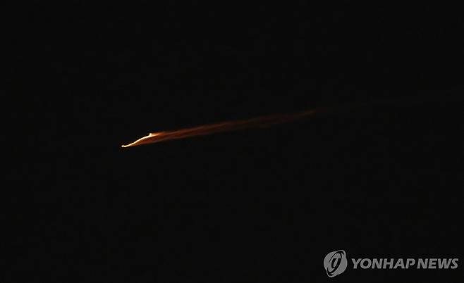 7일(현지시간) 이스라엘 겨냥해 발사되는 이란의 미사일 [EPA=연합뉴스. 재판매 및 DB 금지]