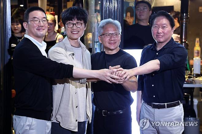 '화기애애' (서울=연합뉴스) 윤동진 기자 =  젠슨 황 엔비디아 최고경영자(CEO)가 지난 5일 서울 마포구 홍대 인근 삼겹살 음식점 '형님 저요'에서 최태원 SK그룹 회장, 구광모 LG그룹 회장, 이해진 네이버 의장과 '삼소(삼겹살·소주) 회동’을 하며 포즈를 취하고 있다. 2026.6.5 mon@yna.co.kr