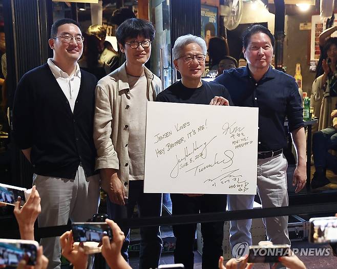'화기애애' (서울=연합뉴스) 윤동진 기자 =  젠슨 황 엔비디아 최고경영자(CEO)가 5일 서울 마포구 홍대 인근 삼겹살 음식점 '형님 저요'에서 최태원 SK그룹 회장, 구광모 LG그룹 회장, 이해진 네이버 의장과 '삼소(삼겹살·소주) 회동’을 하며 포즈를 취하고 있다. 2026.6.5 mon@yna.co.kr
