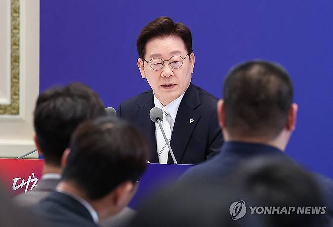 이재명 대통령, 취임 1주년 기자회견 발언 (서울=연합뉴스) 김도훈 기자 = 이재명 대통령이 8일 청와대 영빈관에서 열린 취임 1주년 기자회견에서 발언하고 있다. 2026.6.8 superdoo82@yna.co.kr