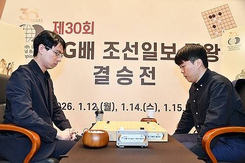 제30회 LG배에서 신민준(오른쪽) 9단이 이치리키 료 9단을 꺾고 우승했다. [한국기원 제공. 재판매 및 DB 금지]