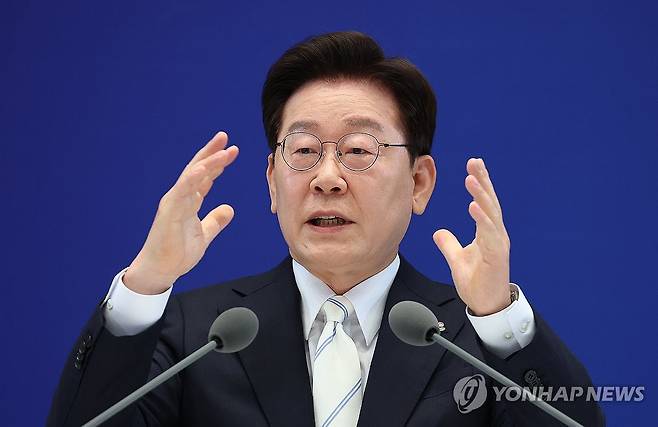 발언하는 이재명 대통령 (서울=연합뉴스) 김도훈 기자 = 이재명 대통령이 8일 청와대 영빈관에서 열린 취임 1주년 기자회견에서 발언하고 있다. 2026.6.8 superdoo82@yna.co.kr