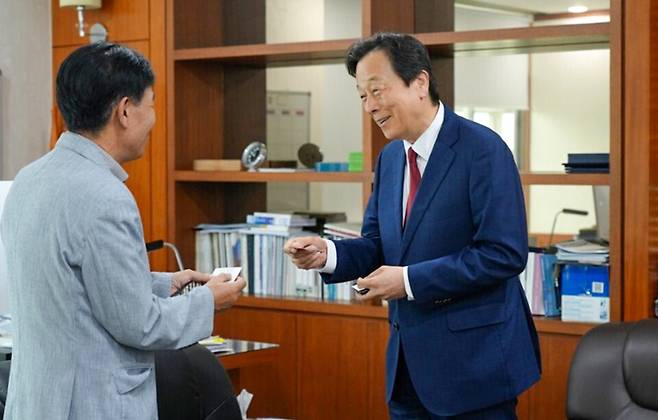 ▲ 이주연 신임 성남산업진흥원장이 상대원동 소재 소공인특화지원센터와 기후테크지원센터를 전격 방문해 실무 운영 현황을 정밀 점검하고 기업들의 애로사항을 청취하고 있다. /사진제공=성남산업진흥원