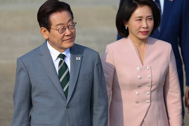 성남 서울공항에서 순방 나서는 이재명 대통령 부부. 연합뉴스