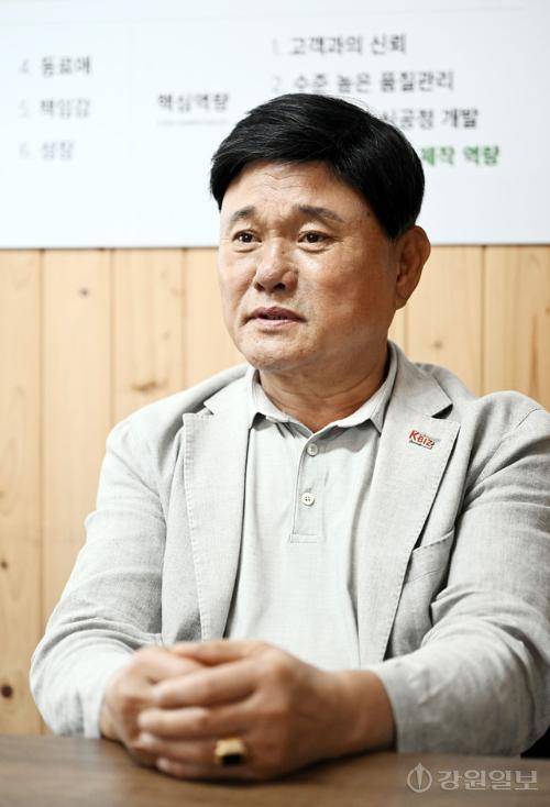 전영철 (주)서울식품 대표가 28일 취재진과 인터뷰하고 있다. 신세희기자