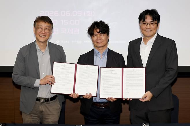 포스텍 양자 글로벌파트너십 선도센터 개소식이 9일 오후 포스코국제관에서 열렸다. 왼쪽부터 김필립 하버드대 교수, 송창용 포스텍 물리학과장, 이길호 센터장이 업무협약을 맺고 있다. /이용선기자 phtookid@kbmaeil.com