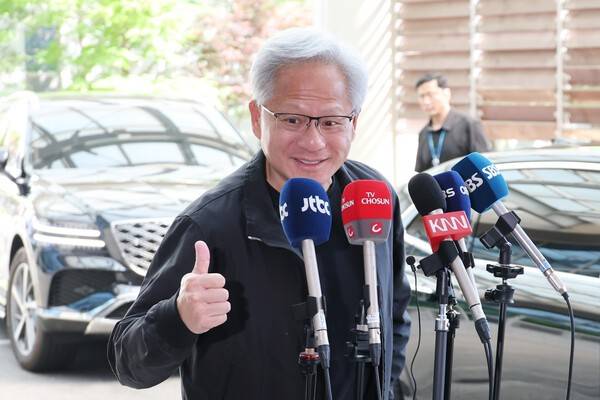 젠슨 황 엔비디아 최고경영자(CEO)가 방한 일정을 마친 뒤 9일 서울김포비즈니스항공센터를 통해 출국하기 앞서 취재진의 질문에 답하며 엄지척을 날리고 있다. 연합뉴스