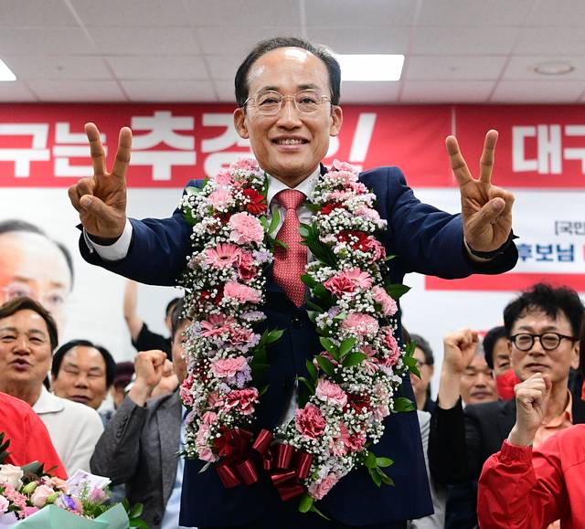 '제9회 전국동시지방선거' 최고 핫이슈 지역인 대구시장 선거에서 추경호 국민의힘 후보가 당선됐다. 4일 새벽 추경호 대구시장 당선인이 선거사무소에서 당선 축하 꽃다발을 목에 걸고 기뻐하고 있다. 김진홍 기자 solmin@idaegu.com