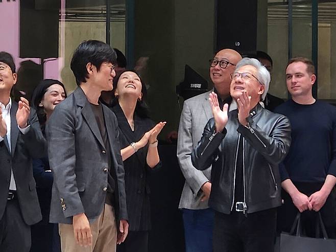 지난 8일 네이버1784사옥에서 이해진 네이버 의장(맨 왼쪽)과 젠슨 황 엔비디아 CEO(왼쪽에서 두번째)가 인파를 보며 인사를 나누고 있다. / 사진=김도영 기자