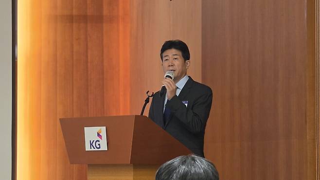 황기영 KGM 대표이사가 KG모빌리티의 중장기 전략에 대해 발표하고 있다./곽호준 기자