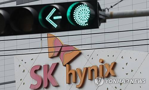 SK하이닉스 시총 '1조 달러' 돌파(수원=연합뉴스) 홍기원 기자 = SK하이닉스의 시가총액이 27일 사상 처음으로 '1조 달러'를 돌파했다. 국내에선 삼성전자에 이어 두 번째, 아시아에선 TSMC와 삼성전자에 이어 세 번째다. 사진은 지난 26일 경기도 이천시 SK하이닉스 본사 모습. 2026.5.27 xanadu@yna.co.kr