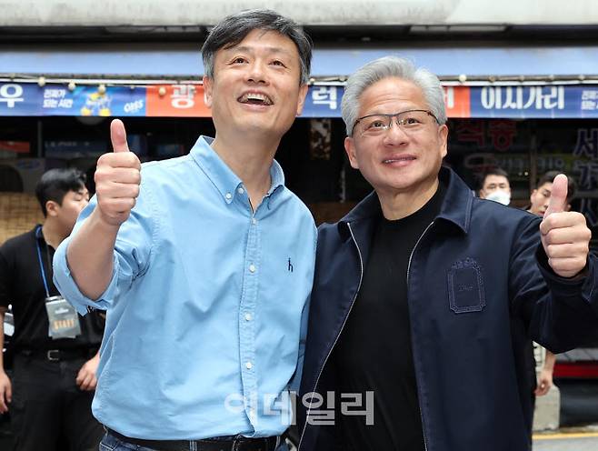 [이데일리 노진환 기자] 젠슨 황(오른쪽) 엔비디아 최고경영자와 장병규 크래프톤 의장이 7일 서울 강남구의 한 PC방에 들어가기 전 취재진을 향해 포즈를 취하고 있다.