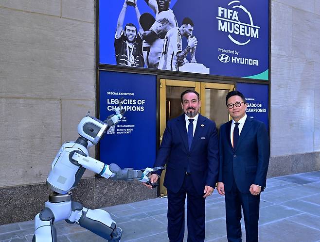 FIFA 뮤지엄 개관식이 열린 야외 광장에서 아틀라스와 기념 사진을 촬영하는 FIFA 뮤지엄 마르코 파초네(Marco Fazzone) 관장(왼쪽)과 현대차 브랜드마케팅본부장 지성원 부사장.