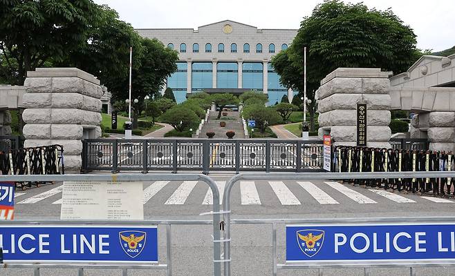 무거운 분위기 속 중앙선관위   (과천=연합뉴스) 김주형 기자 = 7일 경기 과천 중앙선거관리위원회 입구 철문이 굳게 닫혀 있다.   보수 성향 단체는 중앙선관위 앞에서 지방선거 투표용지 부족 사태를 비판하는 집회를 이어가고 있다. 2026.6.7   kjhpress@yna.co.kr (끝)  〈저작권자(c) 연합뉴스, 무단 전재-재배포, AI 학습 및 활용 금지〉